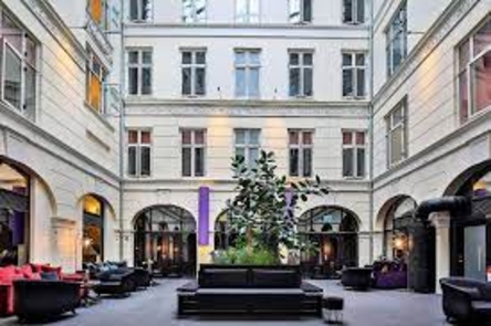 Bo på et af Københavns ældste hoteladresser og overnat i royale omgivelser. På Hotel Kong Frederik får du den fulde engelsk townhouse oplevelse, med yndefulde lysekroner, raffinerede loftudskæringer og antikke møbler. || image 3