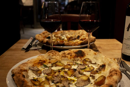 RE Cucina enter deres råvarer direkte fra Italien, og på menuen finder du lækre, napolitanske pizzaer. Præcis som var du i Italien.