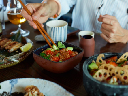 Hos Sticks 'n' Sushi Valby kan du enten vælge at sammensætte din egen menu ud fra deres store menukort eller vælge en af deres allerede sammensatte menuer, hvor du kommer godt omkring. Her er fisk, ris og sticks til enhver smag