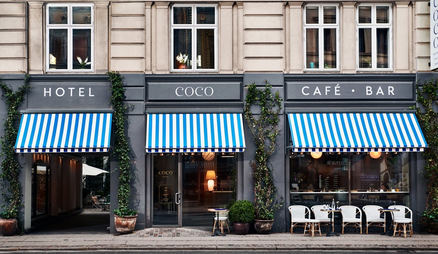 Coco Hotel er et nyt og bæredygtigt boutiquehotel i hjertet af Vesterbro. Hotellet er indrettet med en blanding af fransk finesse og københavnsk kuratering med moderne og klassiske kontraster som på samme tid får hotellet til at fremstå tidløst, unikt og indbydende.